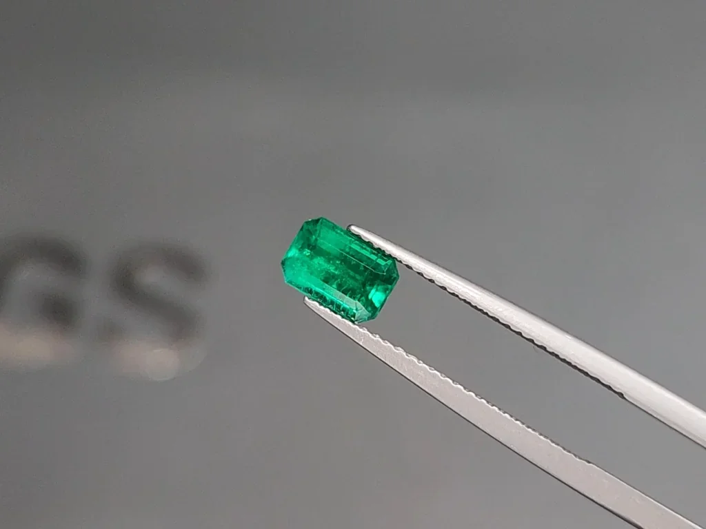 Изумруд Muzo green в огранке октагон 1,00 карат, Колумбия Изображение №3