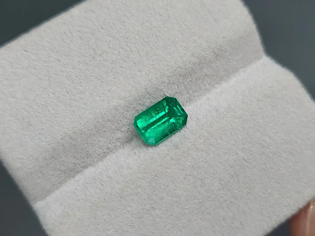 Изумруд Muzo green в огранке октагон 1,00 карат, Колумбия Изображение №4
