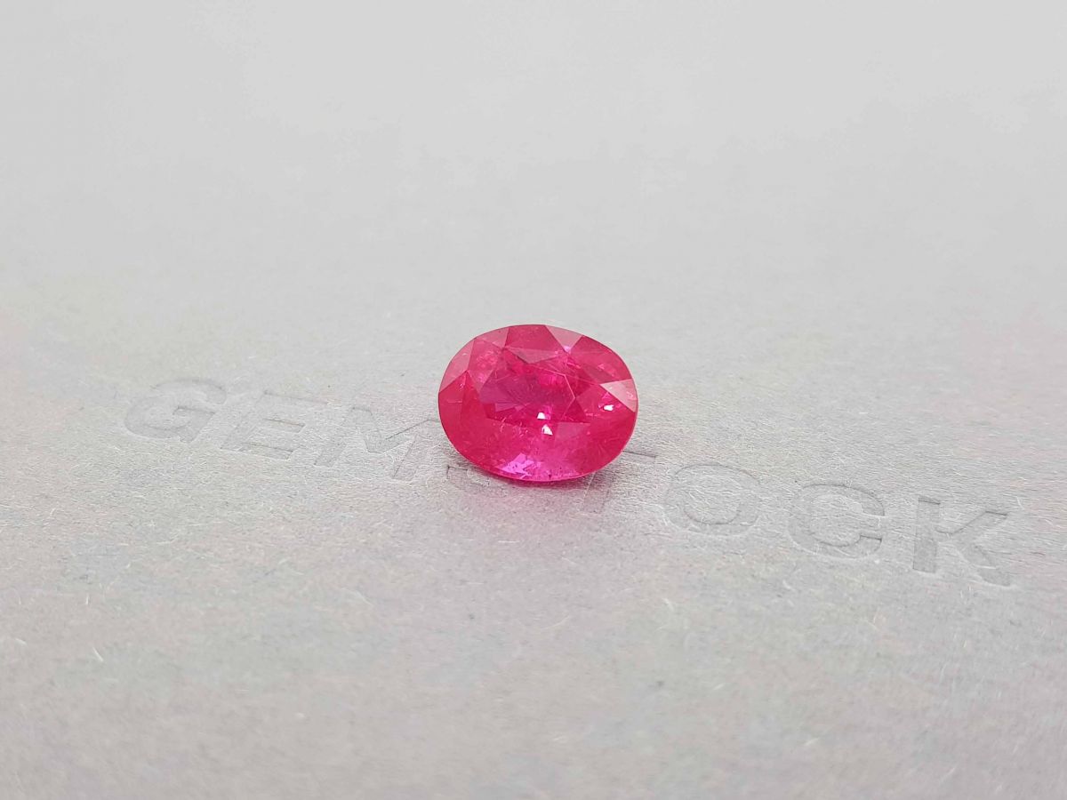 Неоновая красно-розовая шпинель Махенге в огранке овал 5,23 карата фото №3