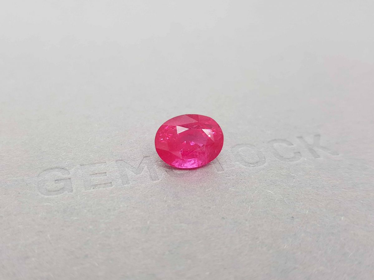 Неоновая красно-розовая шпинель Махенге в огранке овал 5,23 карата фото №2