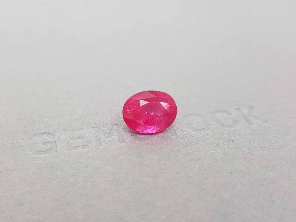 Неоновая красно-розовая шпинель Махенге в огранке овал 5,23 карата Изображение №2