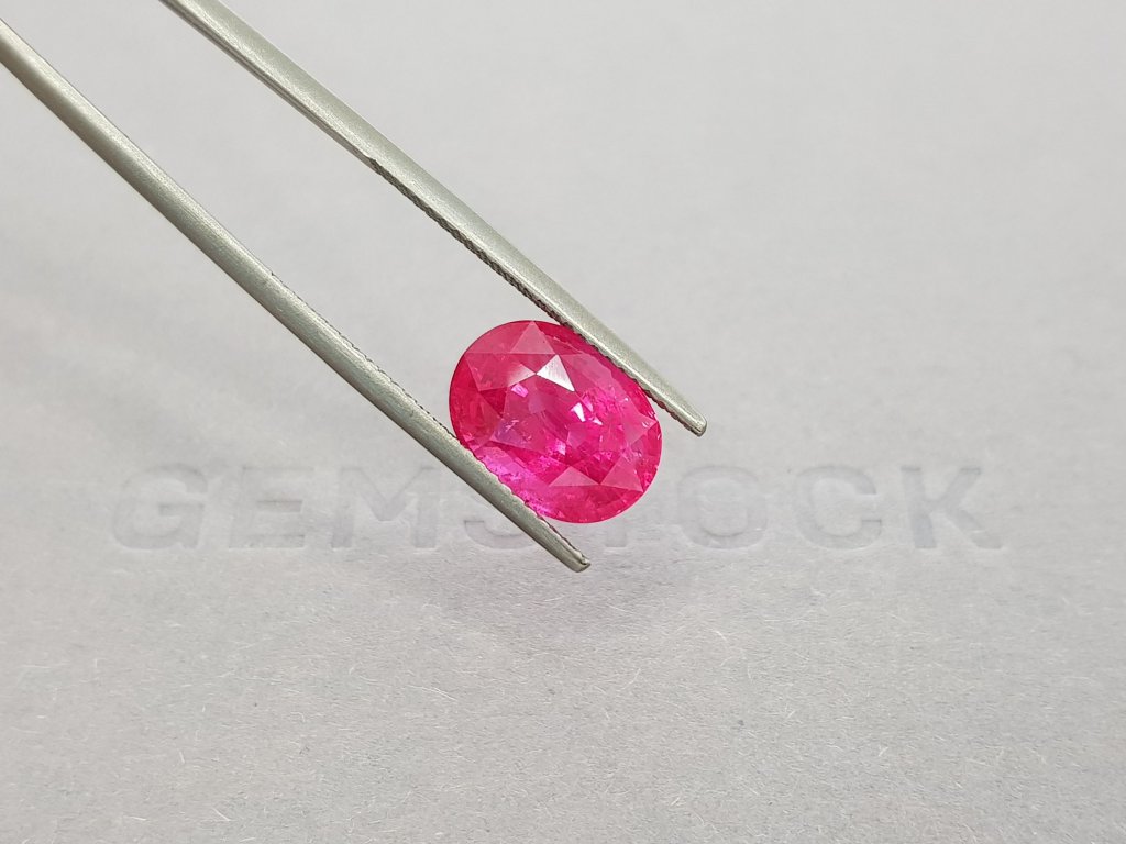 Неоновая красно-розовая шпинель Махенге в огранке овал 5,23 карата Изображение №4