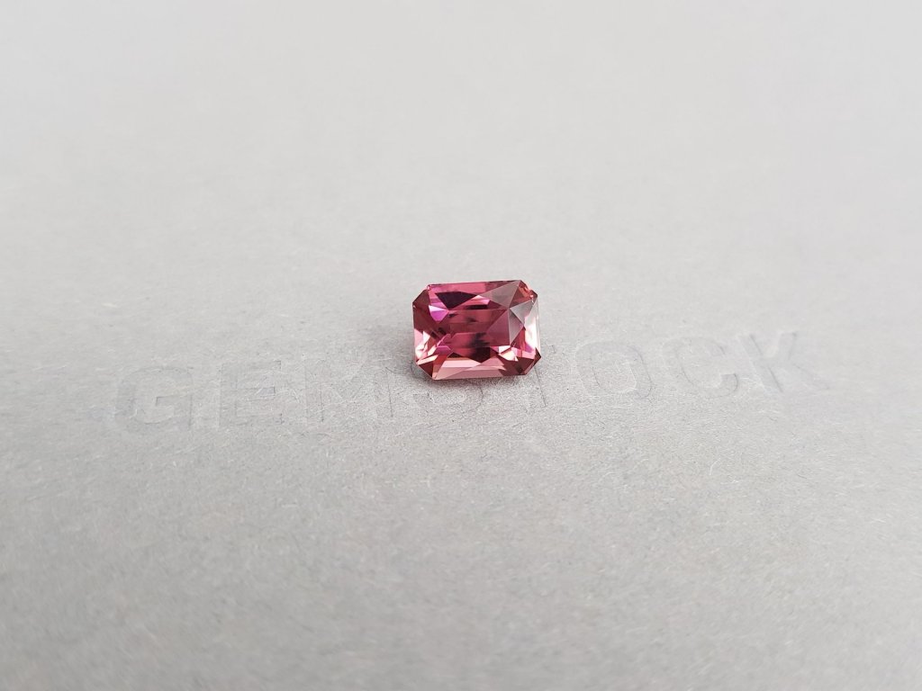 Насыщенно-розовый рубеллит в огранке октагон 2,84 карата Изображение №2