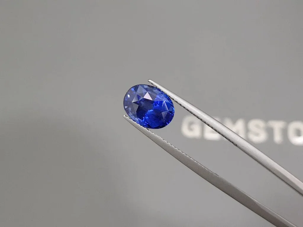 Синий сапфир цвета Royal Blue в огранке овал 3,81 карата, Шри-Ланка Изображение №3