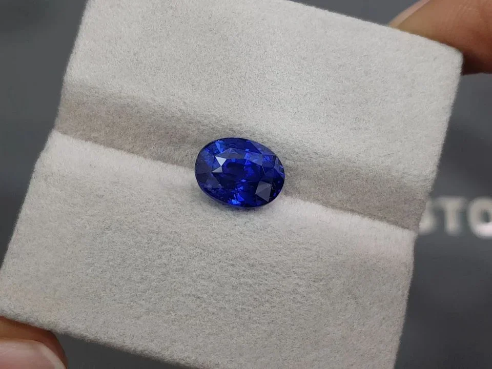Синий сапфир цвета Royal Blue в огранке овал 3,81 карата, Шри-Ланка Изображение №4