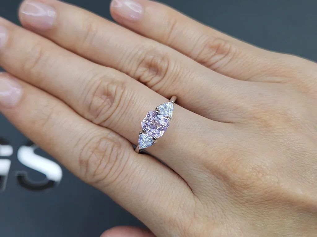 Негретый розовый сапфир цвета Baby Pink в огранке радиант 1,65 карата, Шри-Ланка Изображение №5