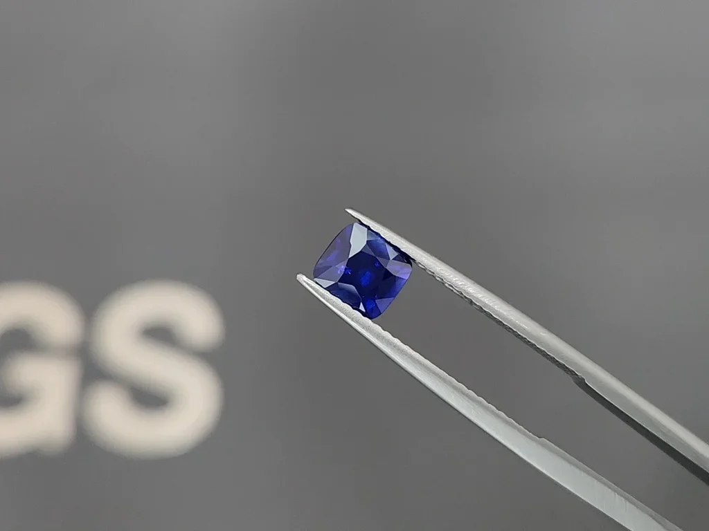 Синий сапфир Royal Blue в огранке кушон 1,27 карата, Шри-Ланка Изображение №3