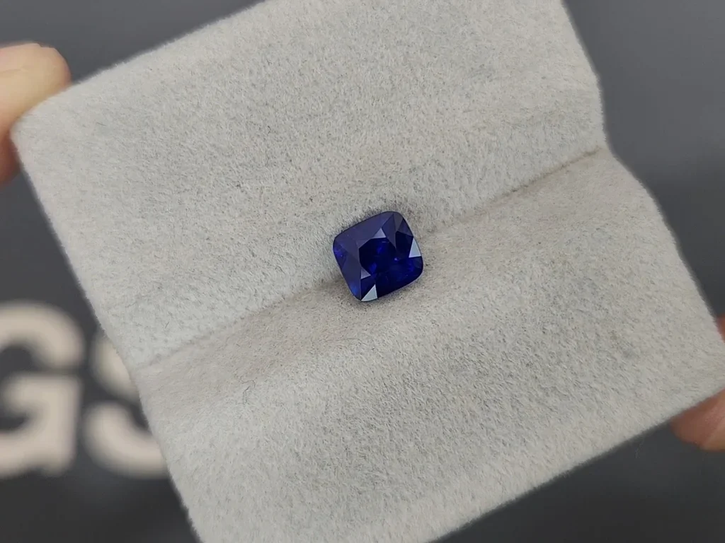 Синий сапфир Royal Blue в огранке кушон 1,27 карата, Шри-Ланка Изображение №4