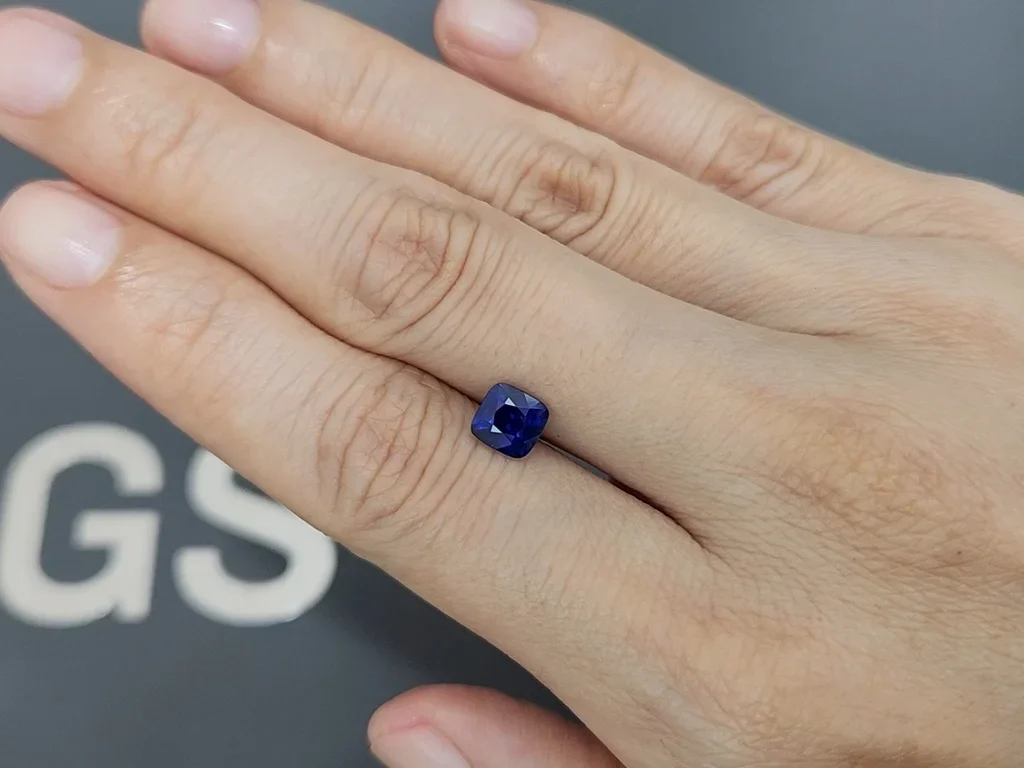 Синий сапфир Royal Blue в огранке кушон 1,27 карата, Шри-Ланка Изображение №2