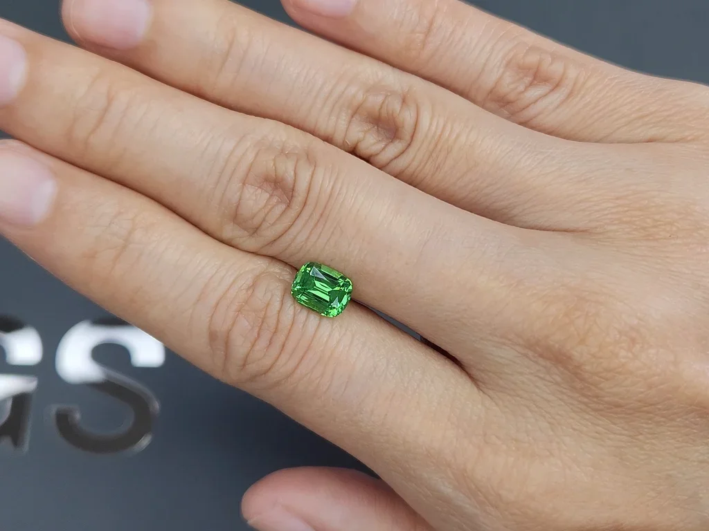 Гранат цаворит Intense Green в огранке кушон 1,65 карата, Танзания  Изображение №2