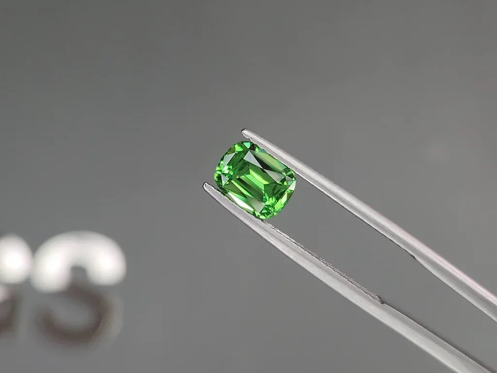 Гранат цаворит Intense Green в огранке кушон 1,65 карата, Танзания  Изображение №3