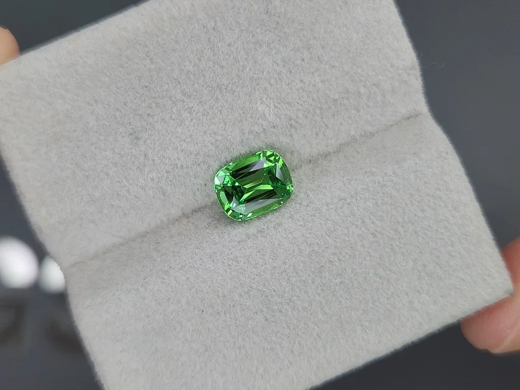 Гранат цаворит Intense Green в огранке кушон 1,65 карата, Танзания  Изображение №4