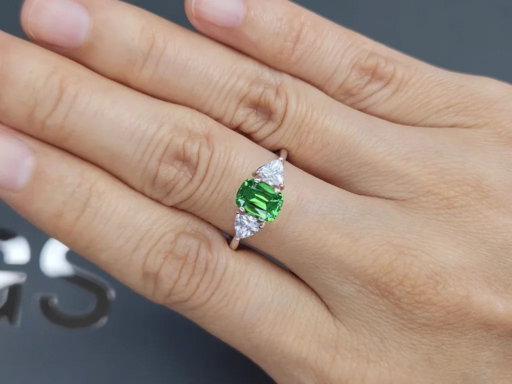 Гранат цаворит Intense Green в огранке кушон 1,65 карата, Танзания  Изображение №5