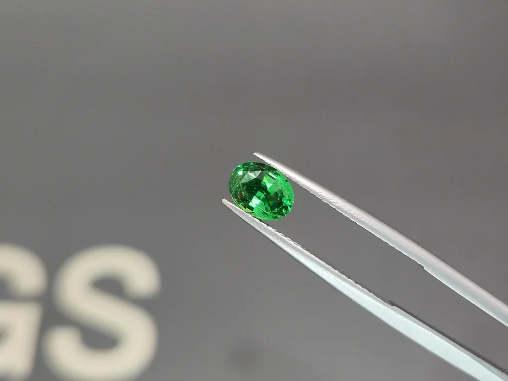 Гранат цаворит Vivid Green в огранке овал 1,50 карата, Танзания  Изображение №3