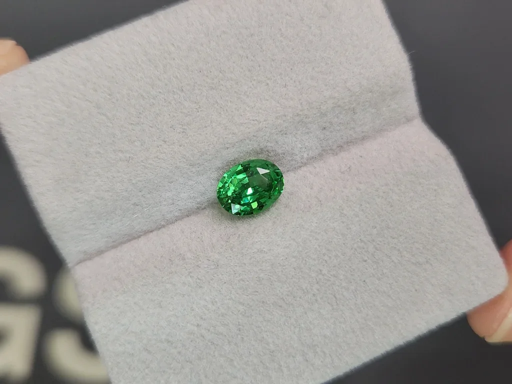 Гранат цаворит Vivid Green в огранке овал 1,50 карата, Танзания  Изображение №4