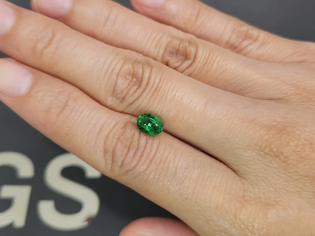Гранат цаворит Vivid Green в огранке овал 1,50 карата, Танзания  Изображение №2