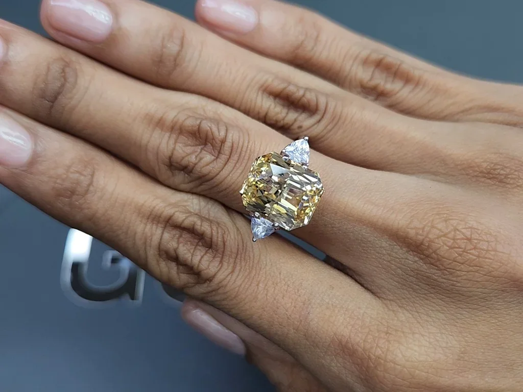 Негретый сапфир Pastel Yellow в огранке радиант 10,25 карат, Шри-Ланка Изображение №5