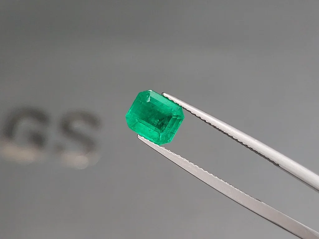 Изумруд Intense Green в огранке октагон 2,29 карат, Колумбия Изображение №3