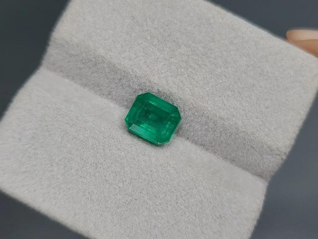 Изумруд Intense Green в огранке октагон 2,29 карат, Колумбия Изображение №4