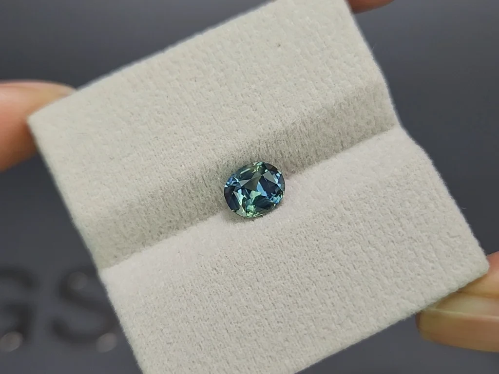 Негретый сапфир Teal в огранке овал 1,49 карат, Мадагаскар Изображение №4