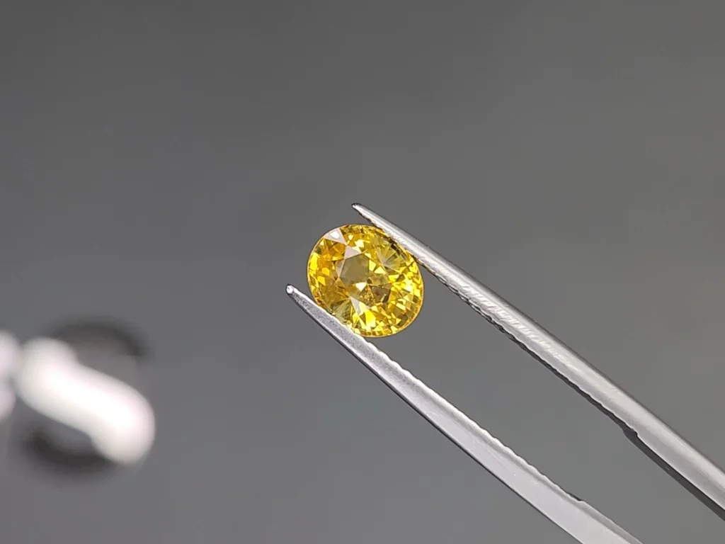 Желтый сапфир Golden color в огранке овал 1,52 карата, Шри -Ланка  Изображение №3