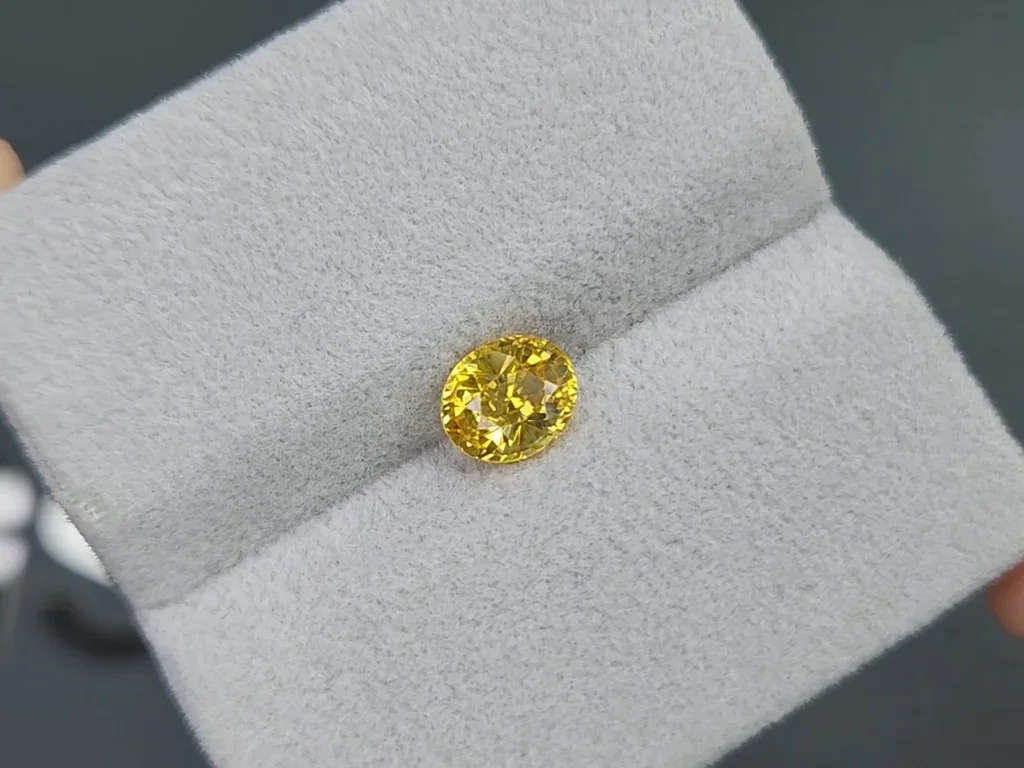 Желтый сапфир Golden color в огранке овал 1,52 карата, Шри -Ланка  Изображение №4