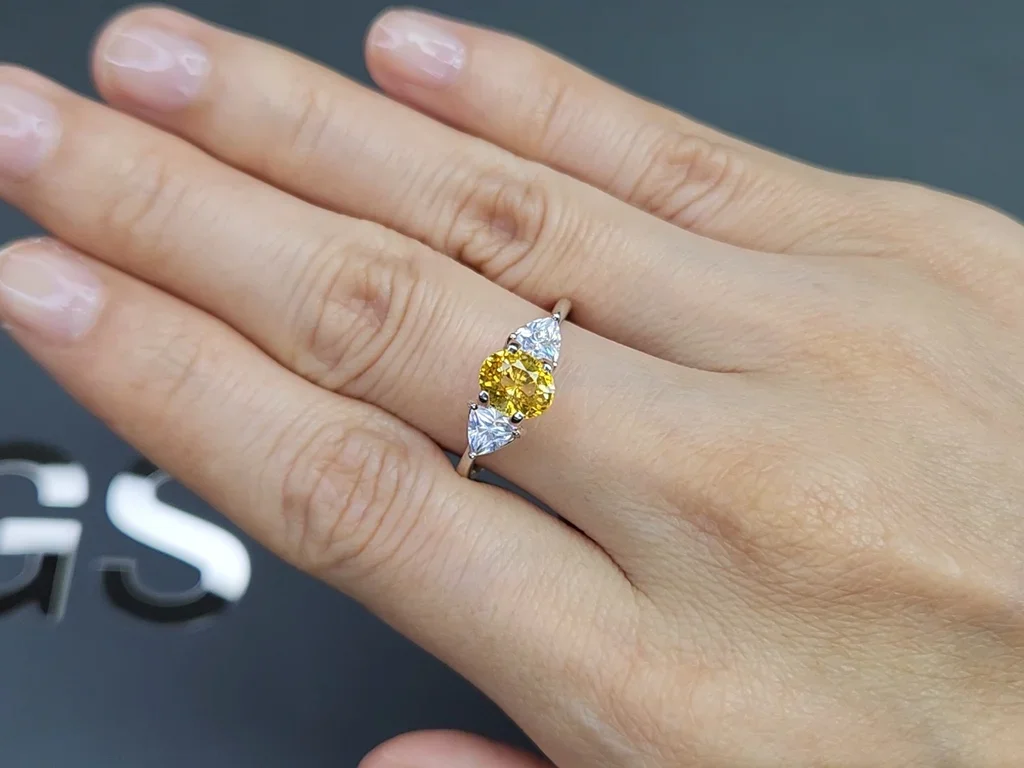 Желтый сапфир Golden color в огранке овал 1,52 карата, Шри -Ланка  Изображение №5