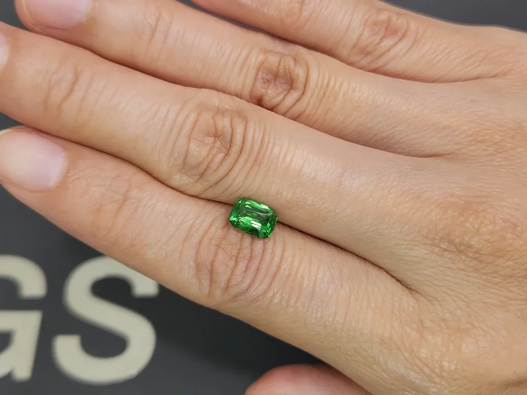 Гранат цаворит Vivid Green в огранке кушон 1,37 карата, Танзания  Изображение №2