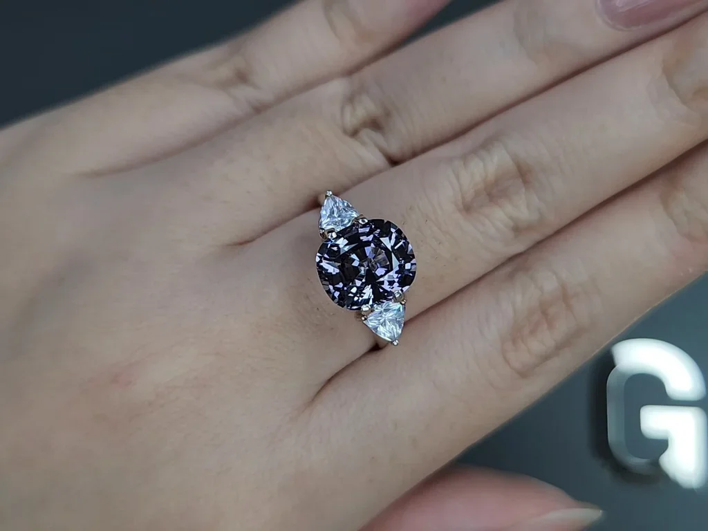 Серая шпинель в огранке кушон 4,38 карата, Бирма Изображение №5