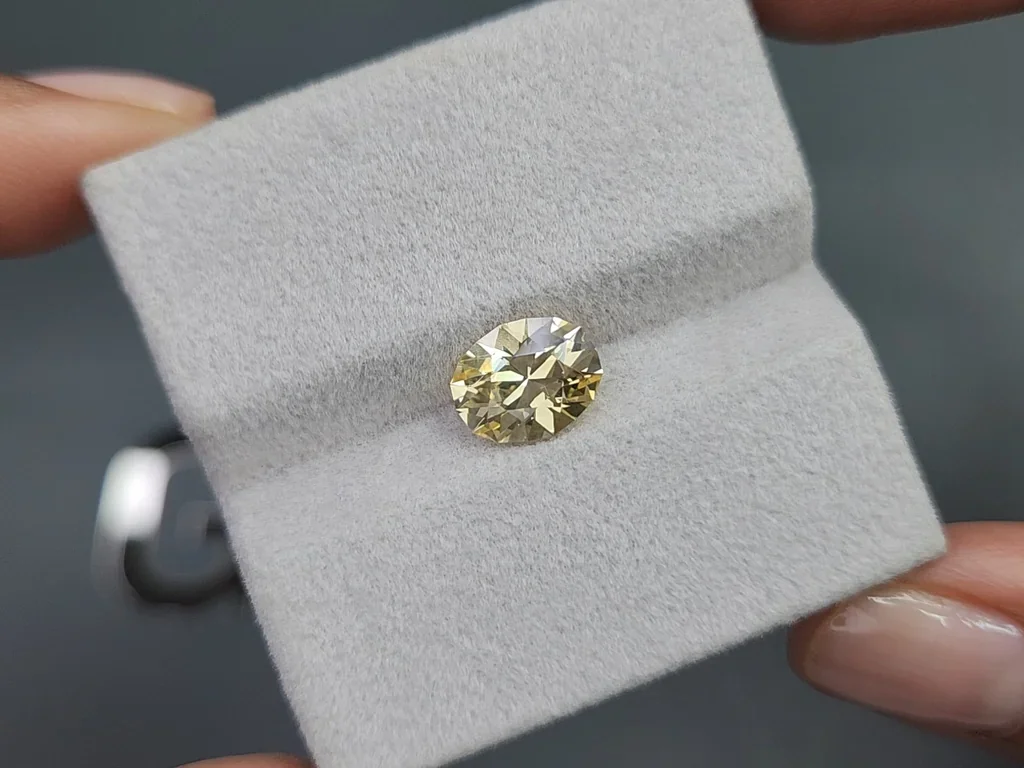 Негретый сапфир Pastel Yellow в огранке овал 2,45 карат, Шри-Ланка Изображение №4
