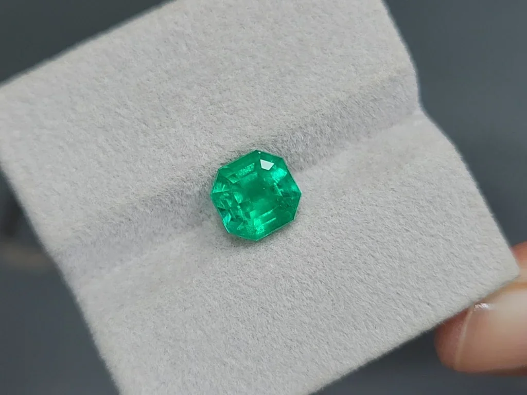 Изумруд Intense Green в огранке ашер 2,78 карат, Колумбия Изображение №4