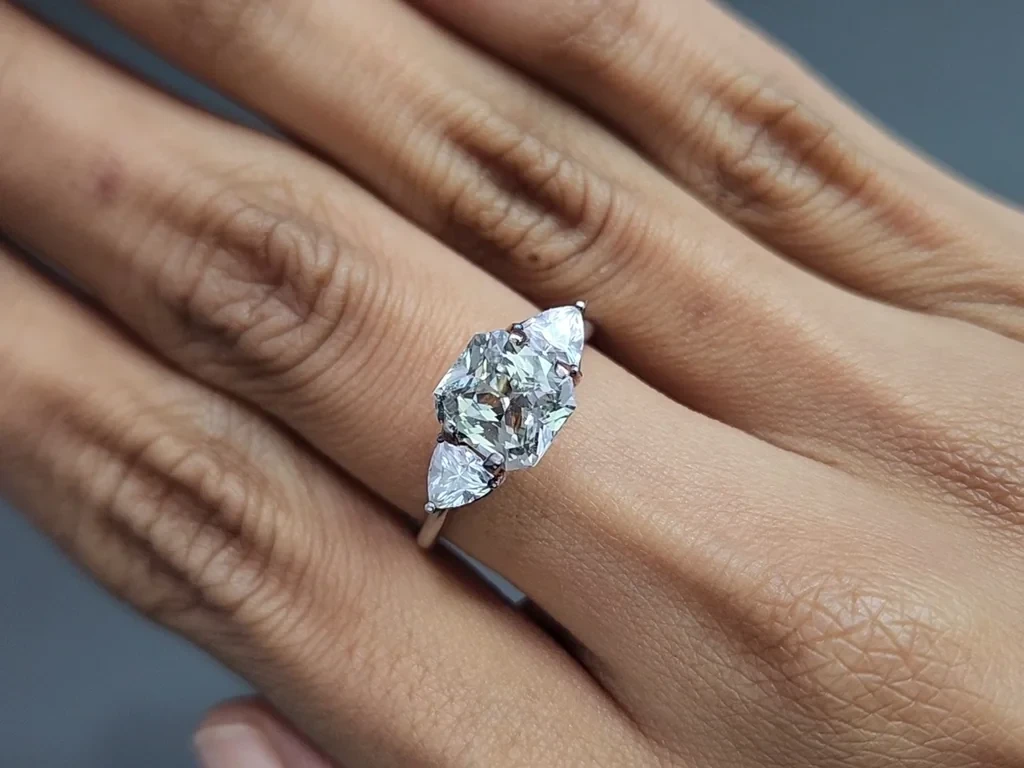 Негретый белый сапфир в огранке радиант 2,51 карат, Шри-Ланка Изображение №5