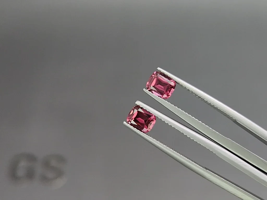 Пара гранатов родолитов в огранке кушон 1,70 карат, Мадагаскар Изображение №3