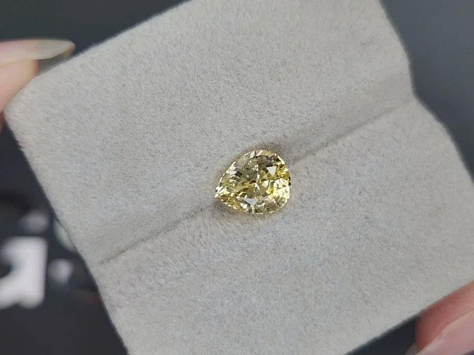 Негретый сапфир Pastel Yellow в огранке груша 1,63 карата, Шри-Ланка Изображение №4