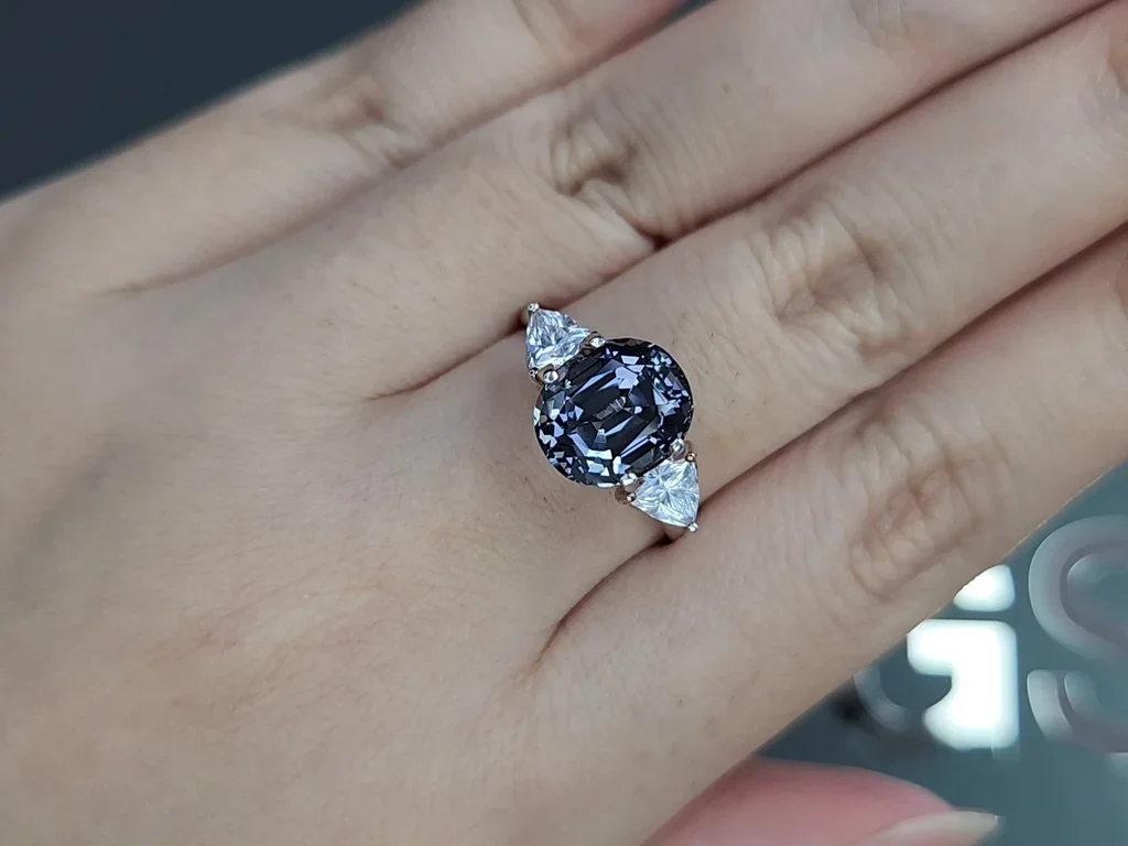 Серая шпинель в огранке овал 4,18 карата, Бирма Изображение №5
