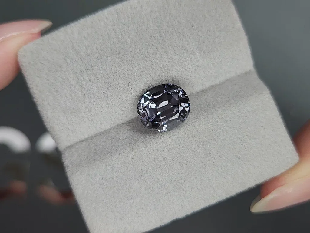 Серая шпинель в огранке овал 4,18 карата, Бирма Изображение №4
