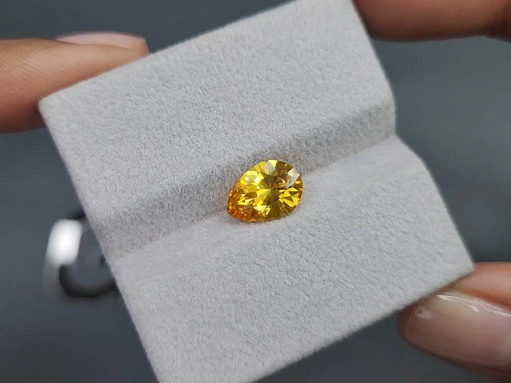 Негретый сапфир Golden Yellow в огранке груша 2,30 карата, Шри-Ланка Изображение №4
