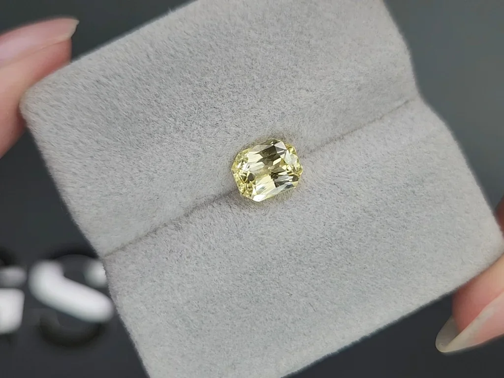 Негретый сапфир Pastel Yellow в огранке радиант 2,00 карата, Шри-Ланка  Изображение №4