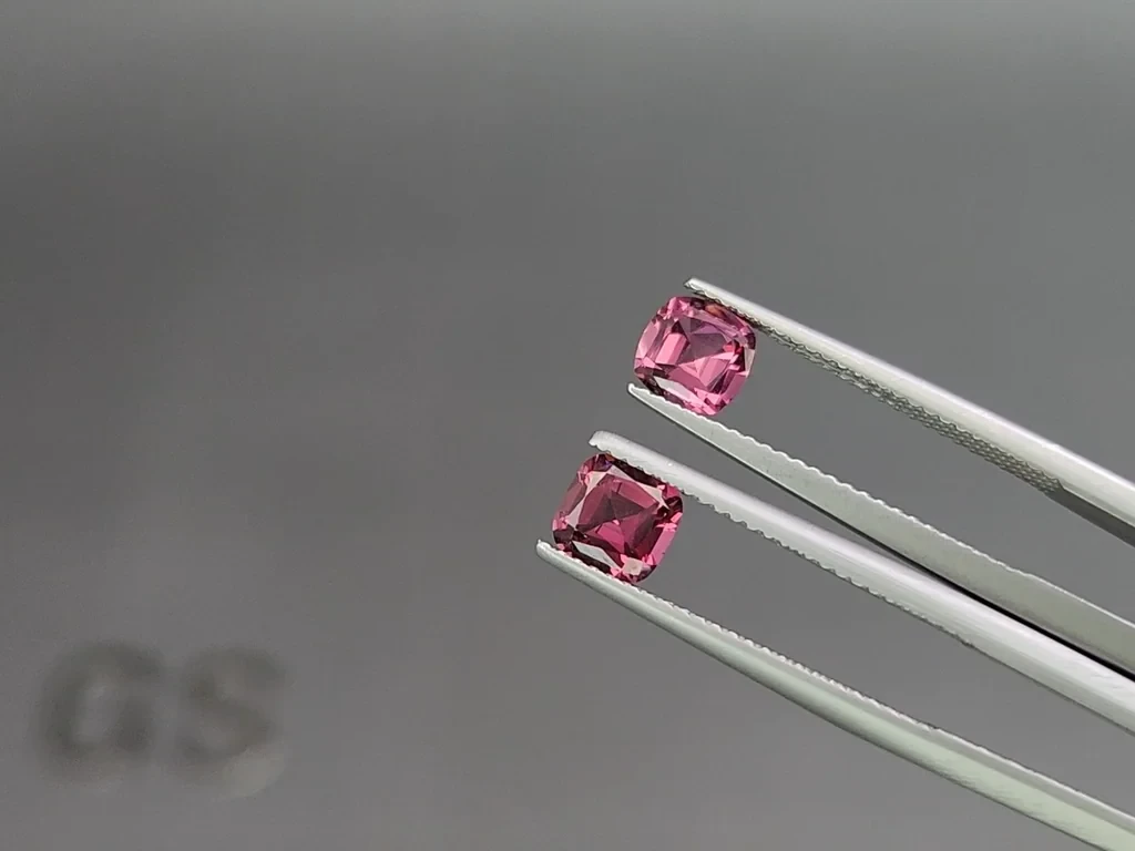 Пара гранатов родолитов в огранке кушон 1,82 карата, Мадагаскар Изображение №3