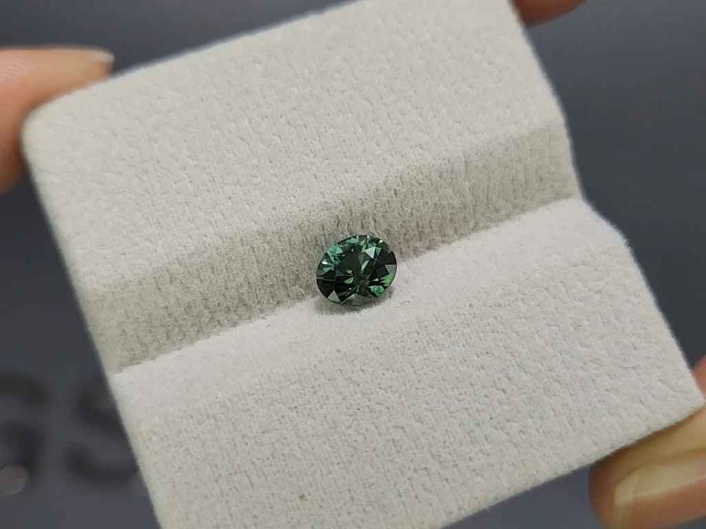 Негретый сапфир Teal в огранке овал 1,30 карат, Мадагаскар Изображение №4