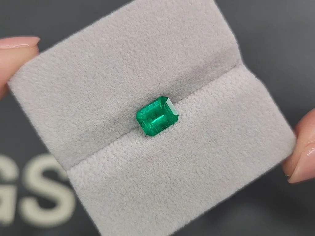Изумруд Vivid Green из Колумбии в огранке октагон 0,99 карат Изображение №4