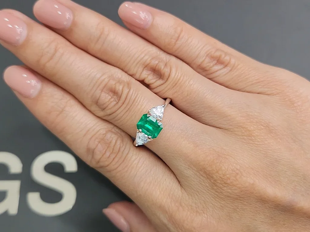 Изумруд Vivid Green из Колумбии в огранке октагон 0,99 карат Изображение №5