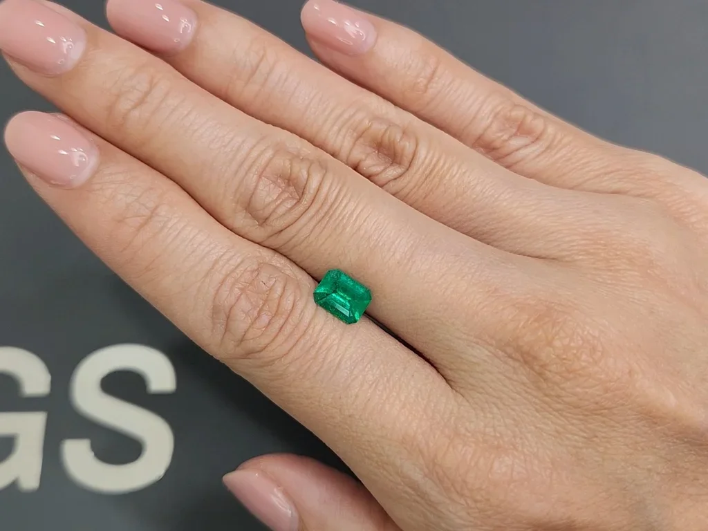 Изумруд Vivid Green из Колумбии в огранке октагон 0,99 карат Изображение №2