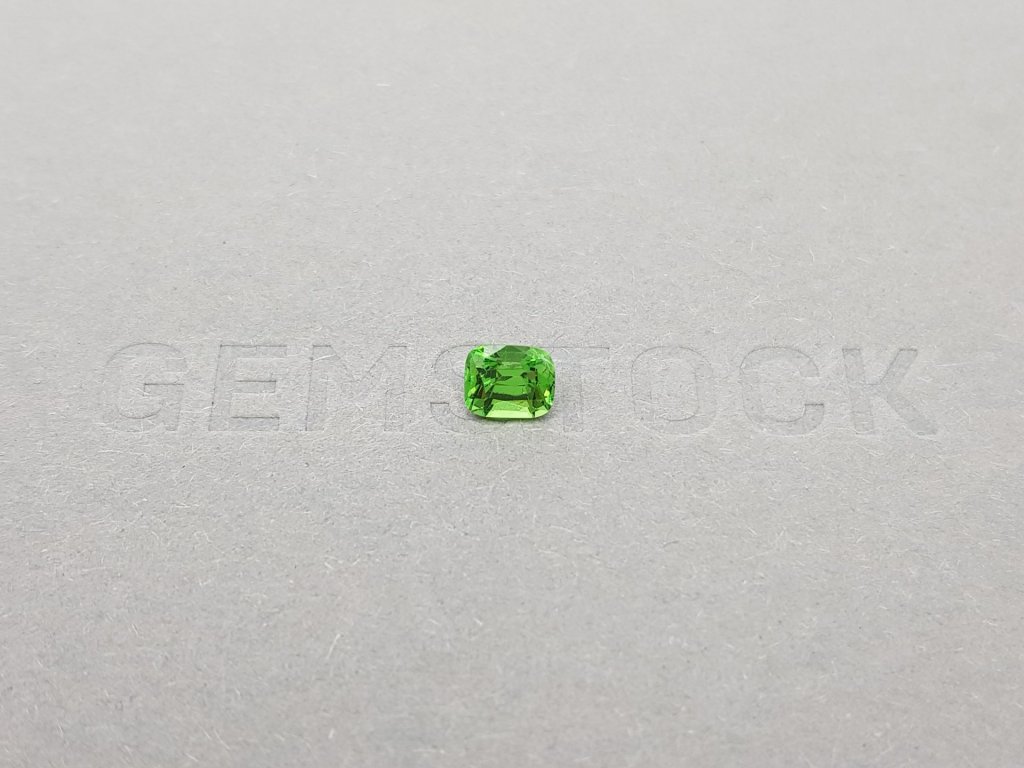 Ярко-зеленый гранат-цаворит в огранке кушон 0,72 карата Изображение №1