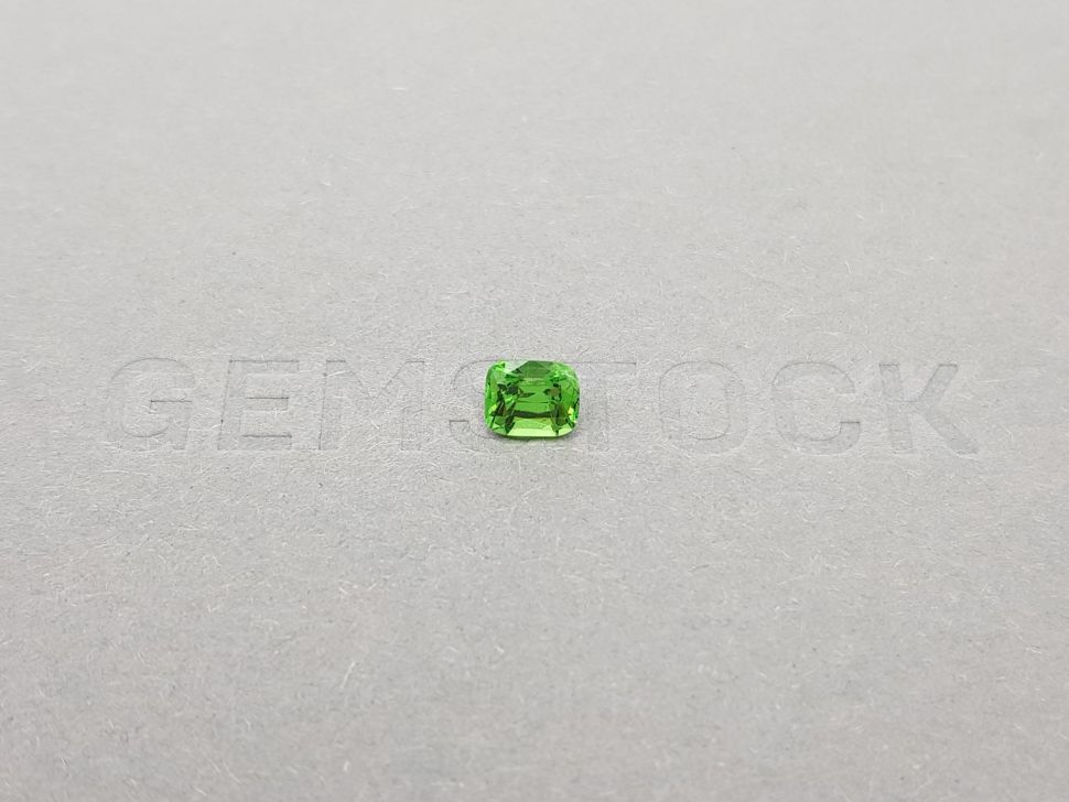 Ярко-зеленый гранат-цаворит в огранке кушон 0,72 карата Изображение №1