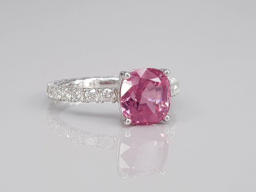 Кольцо с розовой шпинелью 2,61 карат и бриллиантами в белом золоте 750 пробы Изображение №2