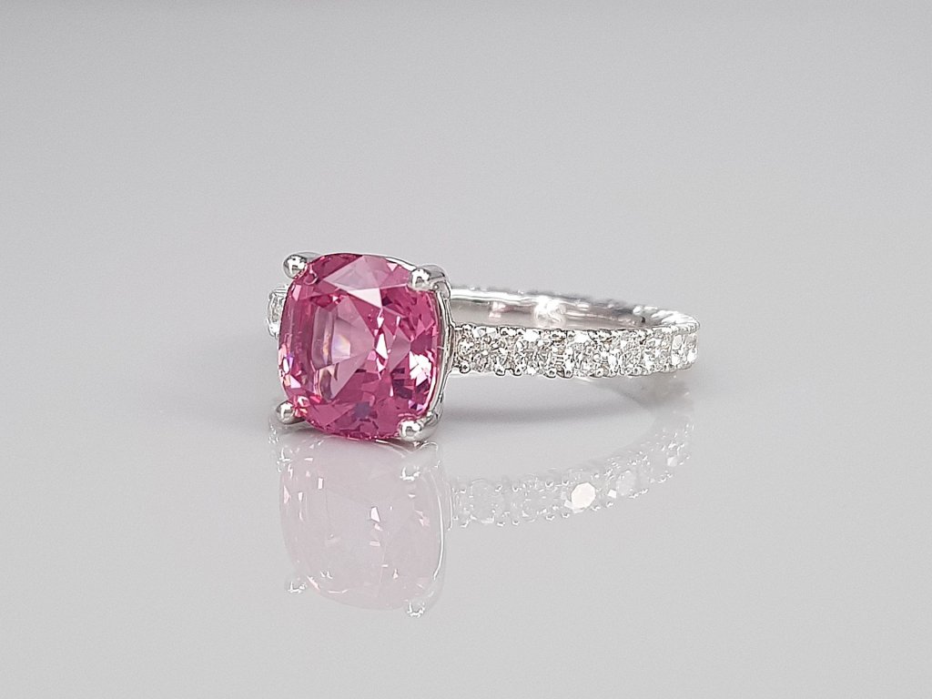 Кольцо с розовой шпинелью 2,61 карат и бриллиантами в белом золоте 750 пробы Изображение №3