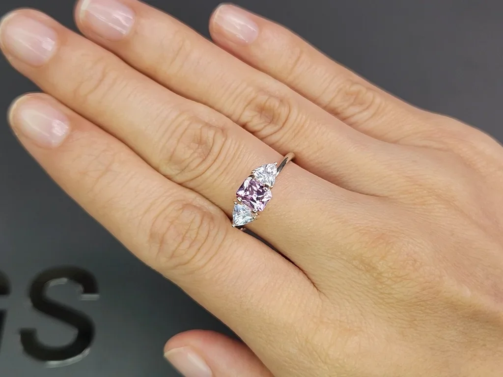 Необлагороженный сапфир Baby pink в огранке радиант 0,92 карата, Шри-Ланка  Изображение №5