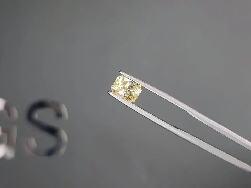 Негретый сапфир Pastel Yellow в огранке радиант 2,03 карата, Шри-Ланка Изображение №3