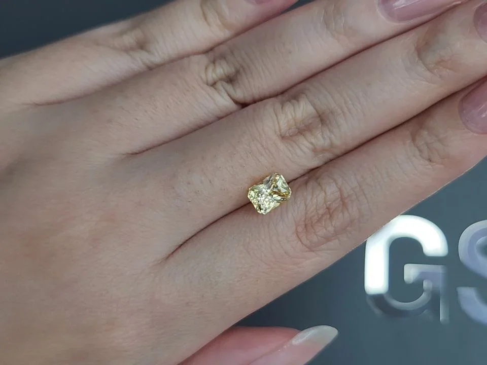 Негретый сапфир Pastel Yellow в огранке радиант 2,03 карата, Шри-Ланка Изображение №2